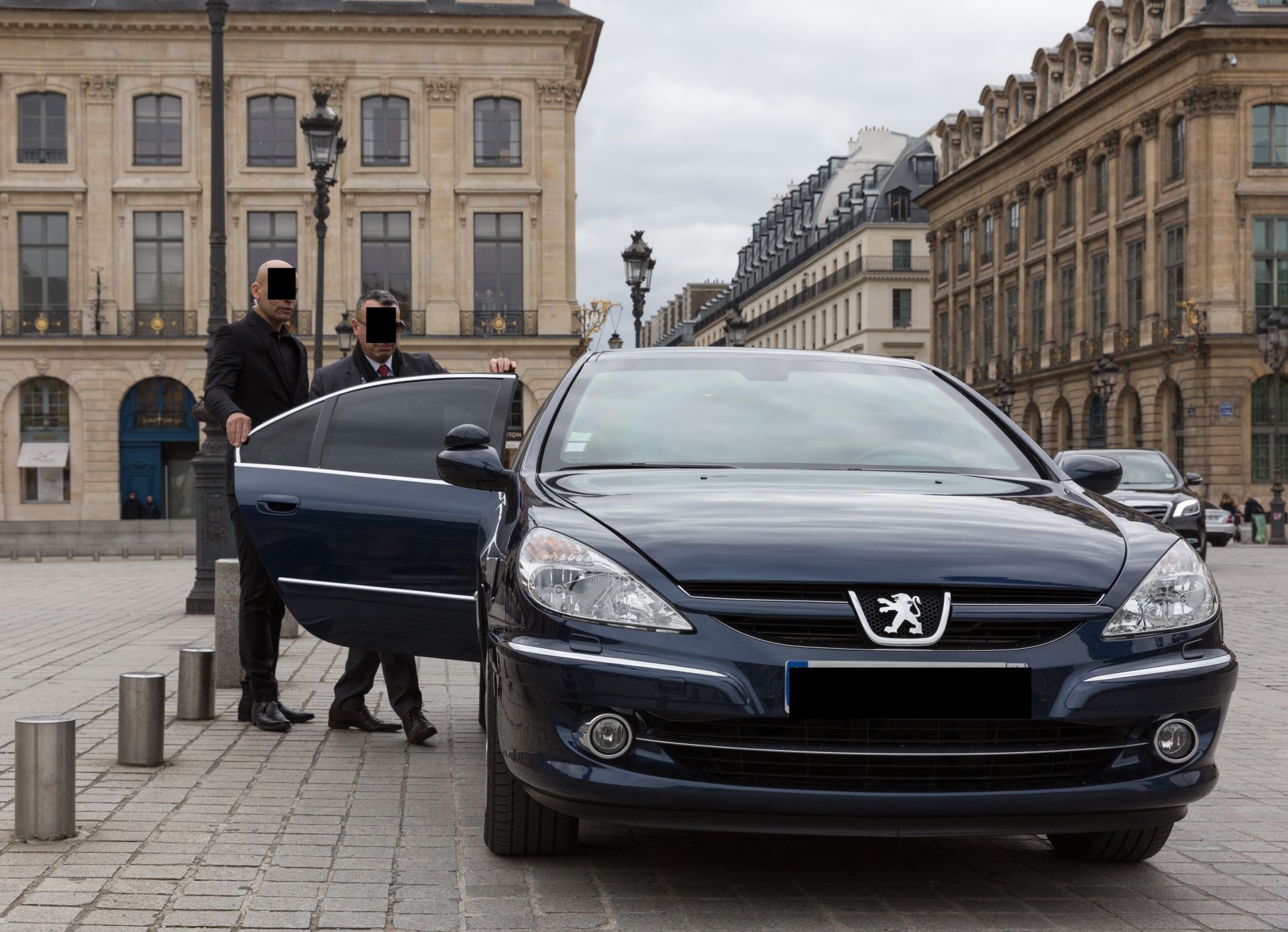 Location de véhicule blindé - Berline résistante aux tirs d'armes automatiques pour transport VIP et objets de valeur_0