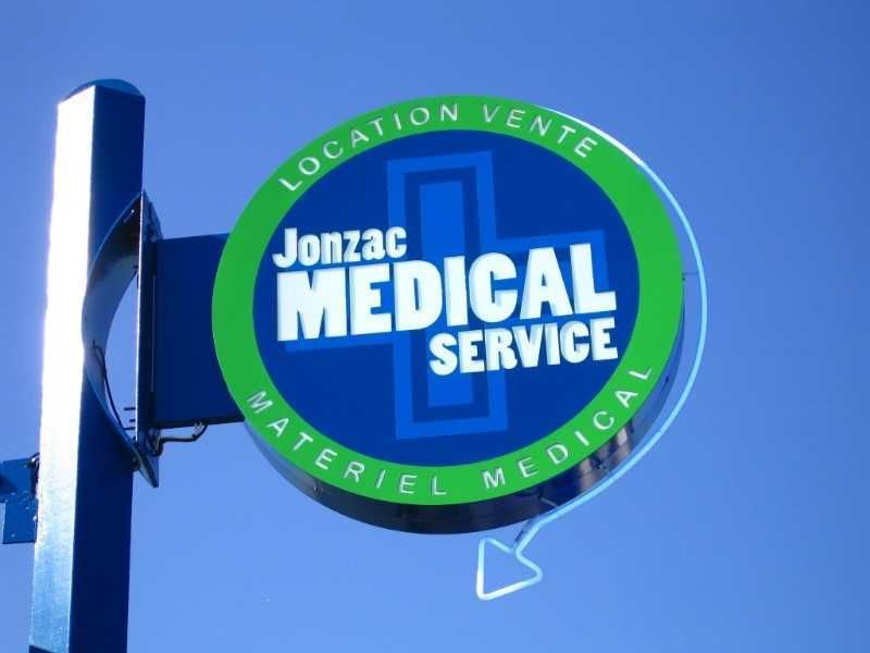 Enseigne drapeau sur mesure en plexi ou aluminium, avec système d'éclairage intégré - OUEST ENSEIGNES_1