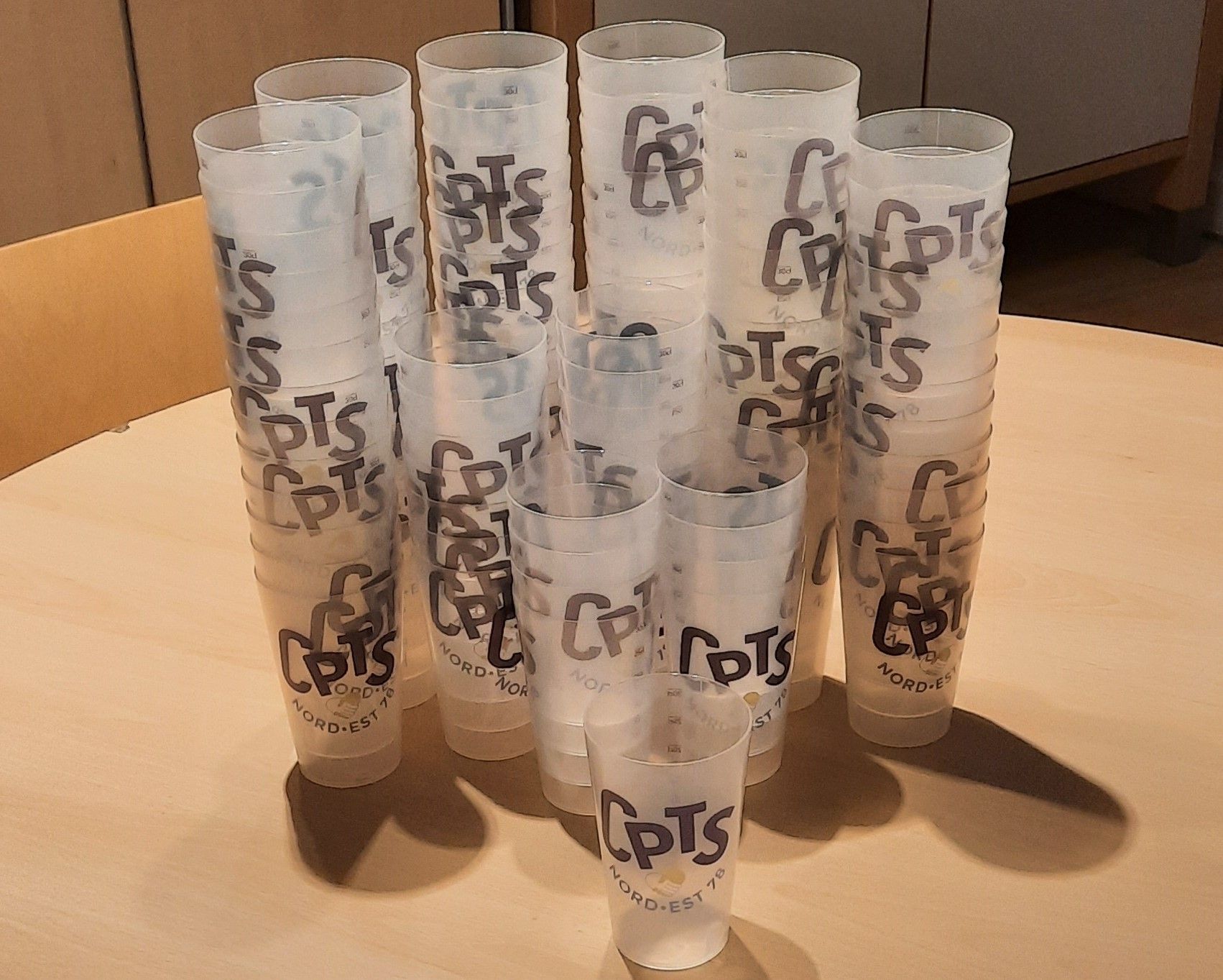 Gobelet réutilisable translucide - écologique, pratique et personnalisable pour événements_1