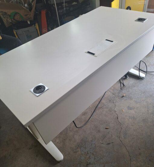 Bureau assis debout ACTUI d'occasion - blanc - 160x80 cm - réglable avec commande 2 boutons et accessoires intégrés_0