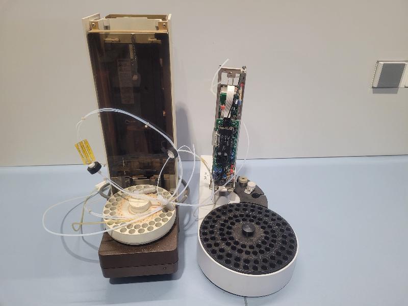 Passeurs2 autosamplers de chromatographe pour pièces CP-8400 et un ancien modèle VARIAN / BRUKER_0