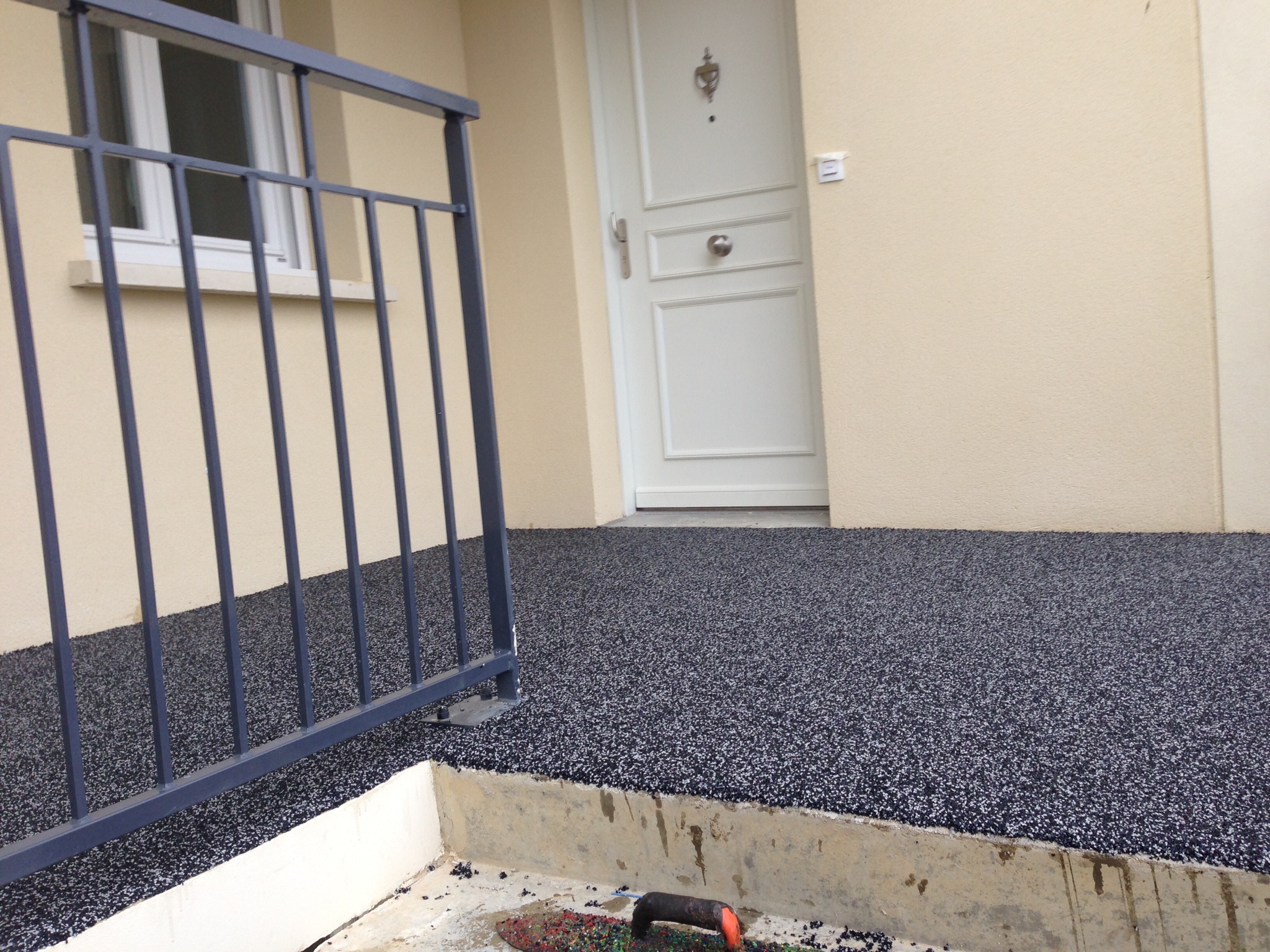 Sol extérieur résistant et acoustique - Revêtement caoutchouc et résine polyuréthane pour maisons de retraite et espaces extérieurs_0