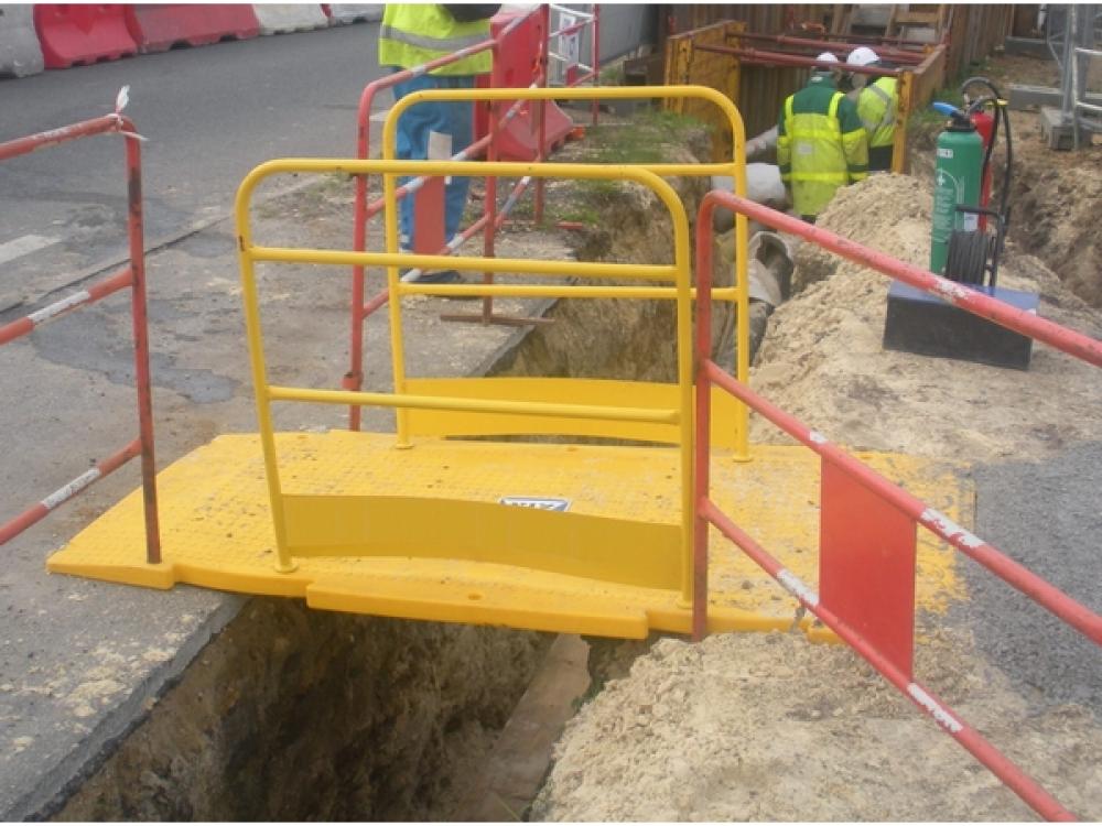 Passerelle piétons en PEHD - Référence P18BL1400000 - Barrière de chantier_0