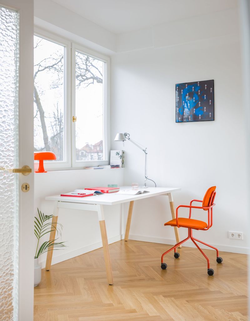 Bureau pour  ordinateur  : design moderne  et ergonomie pour un espace de travail optimal_1
