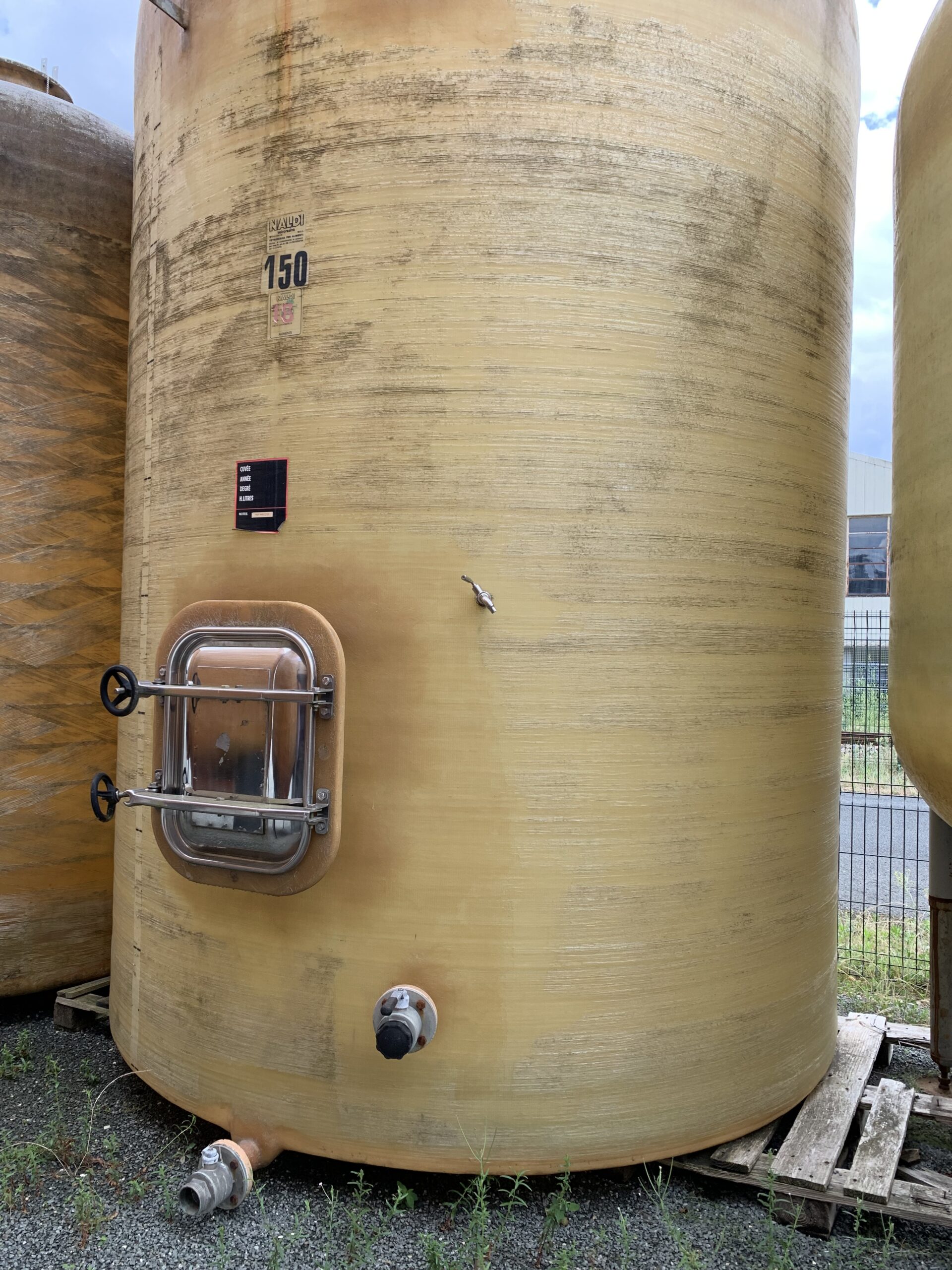 Cuve Naldi 150 hl d'occasion - fond plat, porte 420x530, 2 vannes Ø50, trappe DN 500_0