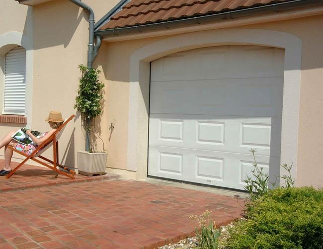 Porte de garage sectionnelle Miami - motorisée, ouverture plafond, acier, hublot, isolation thermique, étanchéité à l'air_0