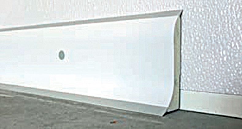 Plinthe PVC plein - Corps plein composite inerte - Lèvres d’étanchéité souples - Hauteur 94 mm - Bicolore RAL 9003 et 7035 - Réf. PPVC94_0