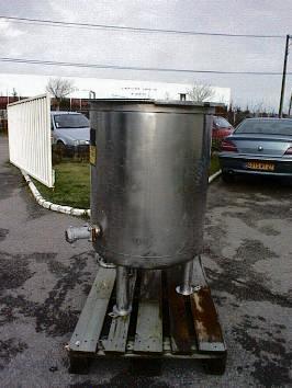 Cuve simple enveloppe - fond bombé 300 litres d'occasion - sur pieds avec vidange 25 mm_0