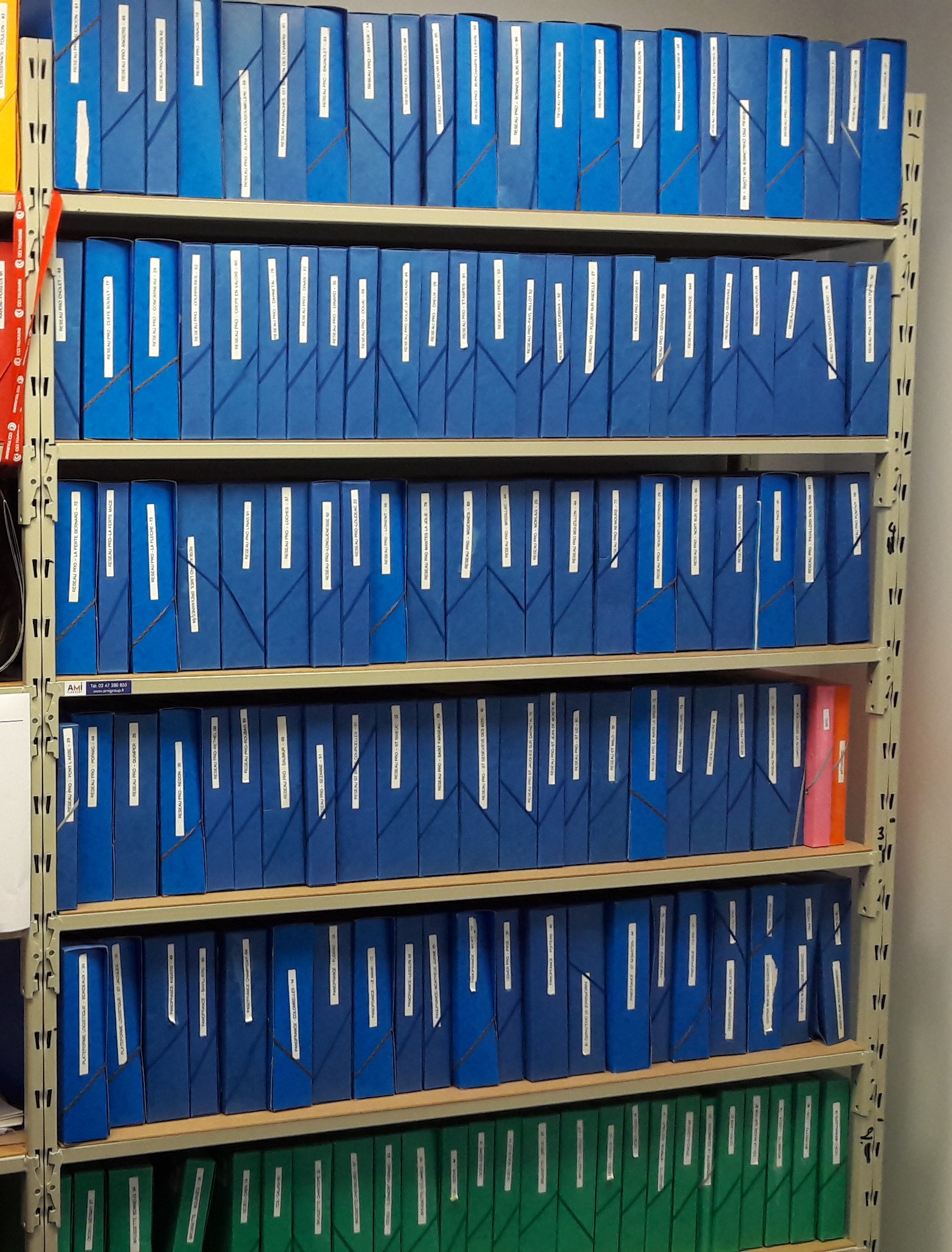 Rayonnage tubulaire - Poteaux perforés, tubes soudés 20x20, charge max 355 kg_1