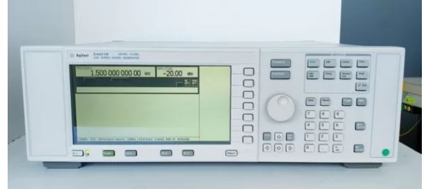 E4421B - Générateur de signaux ESG - Keysight Technologies (Agilent / HP) - 250 kHz à 3 GHz - 1E5 1EM_0