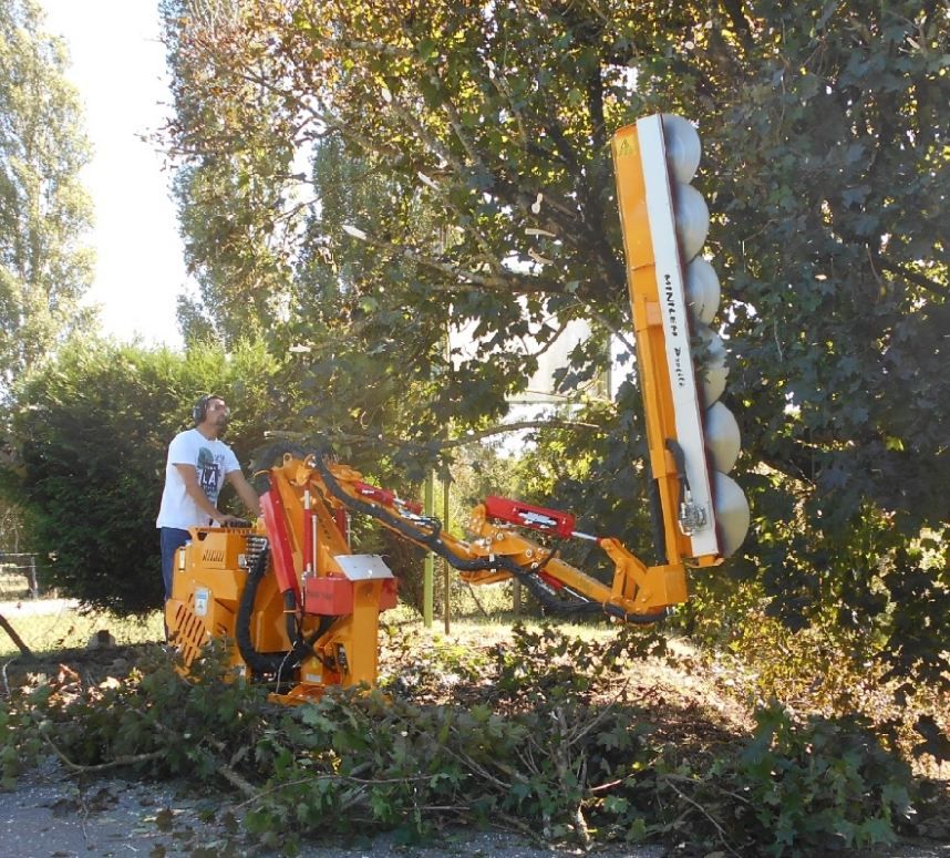 Taille-haie hydraulique compact avec chenilles à voie variable