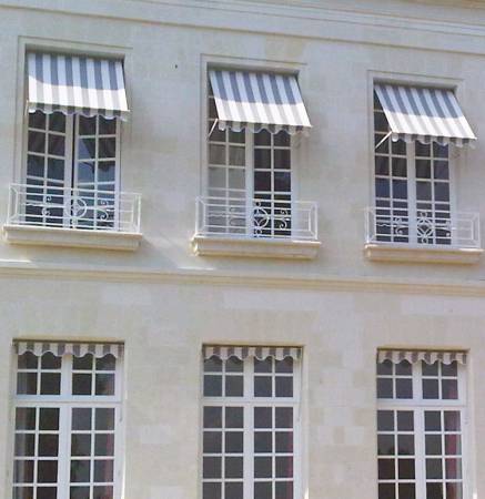 Store de fenêtre à projection - Honfleur - Protection solaire et intimité - Largeur 3m, Déploiement 1m - Manoeuvre manuelle/motorisée_0