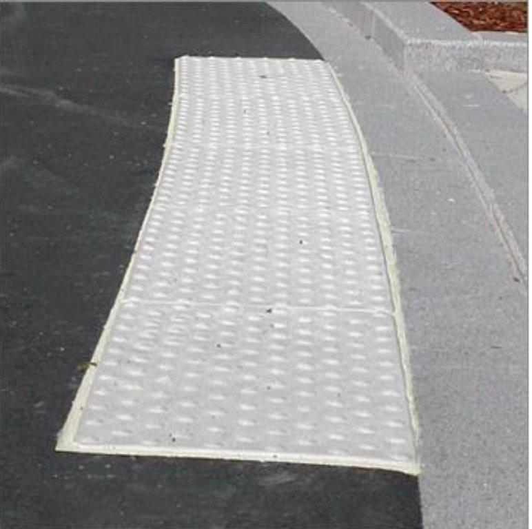 Bande podo-tactile 840x420 mm en résine souple - Carton de 12 pièces - Conforme NF P 98-351_0