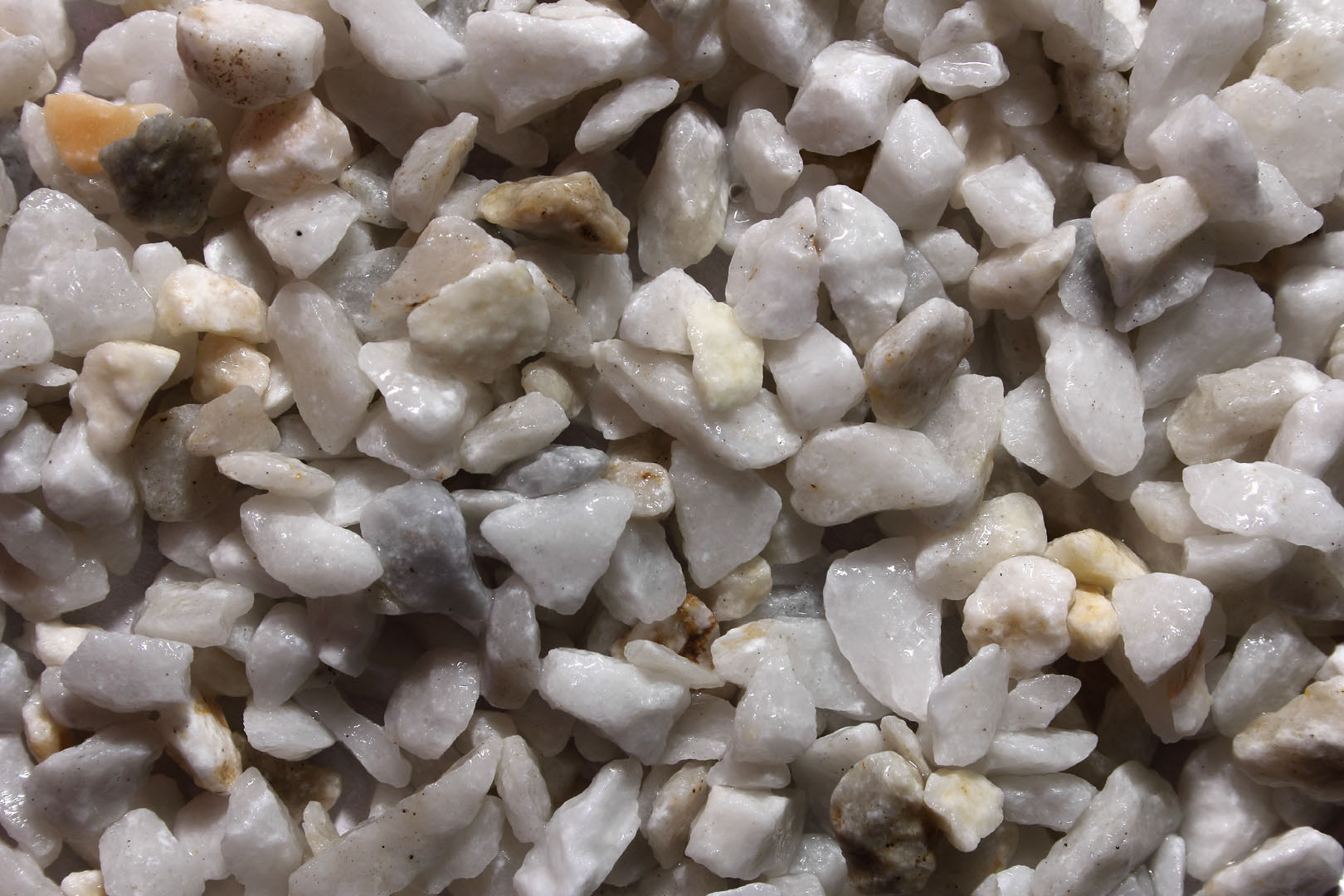 Granulat de marbre blanc SOST - Éclats jaunes - Différentes granulométries_0