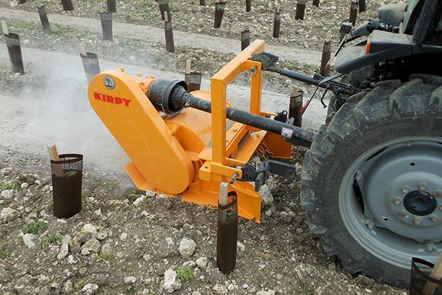 Broyeur de pierres KIRPY - modèle vigneron pour tracteurs enjambeurs - robuste et 35 ans d'expérience_0