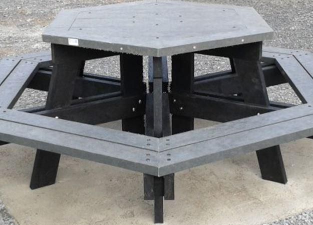 Table pique-nique hexagonale en plastique recyclé - modèle éco-responsable, à sceller, dimensions standards et PMR_0