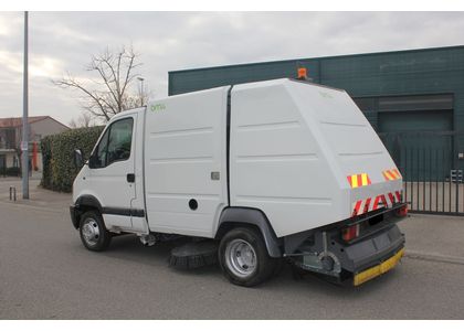 Balayeuse ramasseuse mécanique BR15 - Année 2000 - Capacité 2m³ - Châssis Renault 6,5T_0