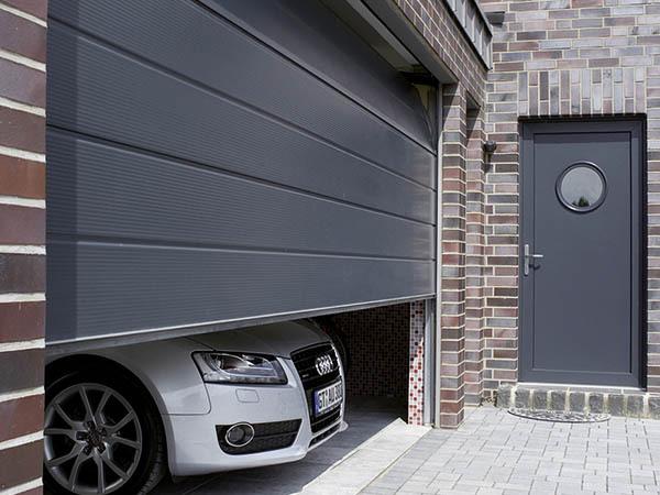 Porte de garage sectionnelle anti-effraction à rainure moyenne - un large éventail d'options de design disponible_0