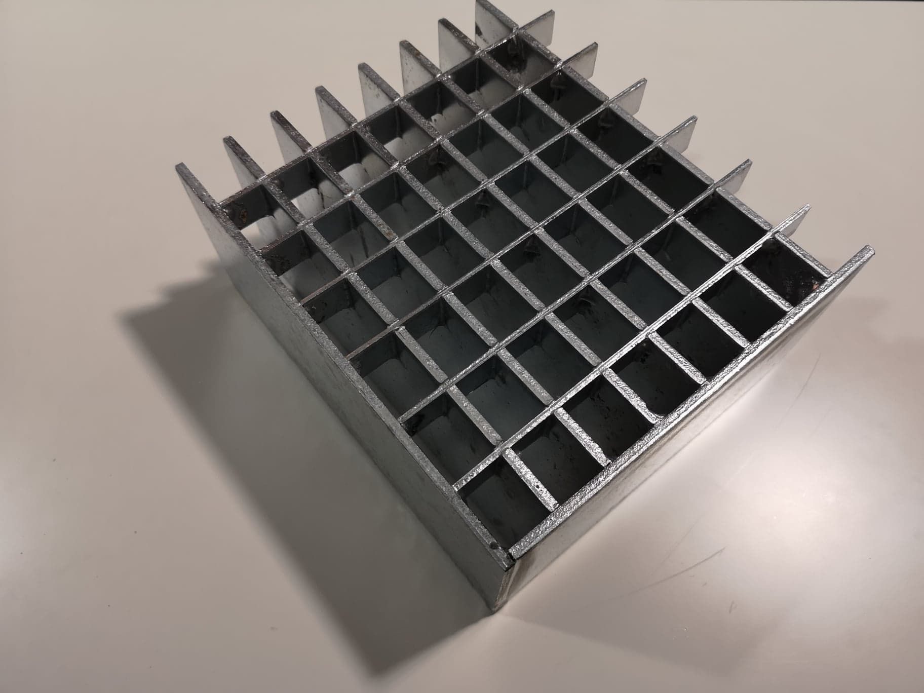 Caillebotis lourd pressé pour plancher ou passerelle - Jk Technic - charges importantes_1