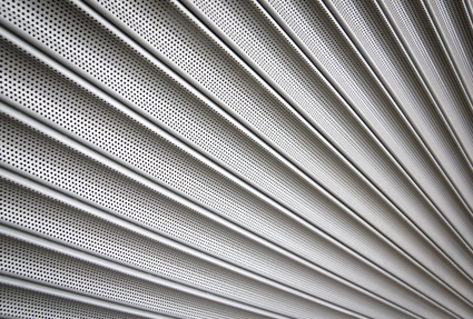 Rideau métallique microperforé - sécurité magasin - transparence et résistance_0