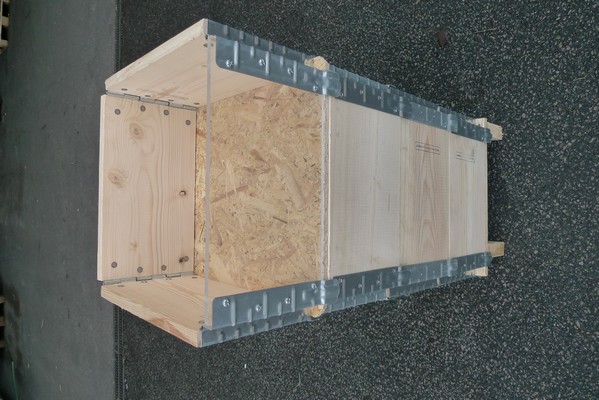 Présentoir en bois 400 x 400 mm - armature acier, certifié PEFC, personnalisable et pliable_0