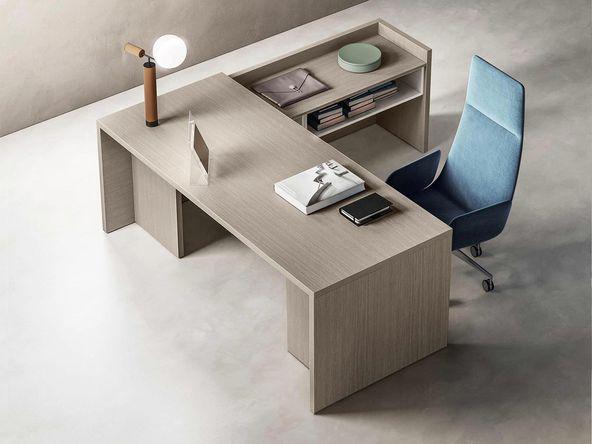 Bureau de direction contemporain fabriqué en Italie avec retour sur crédence_0