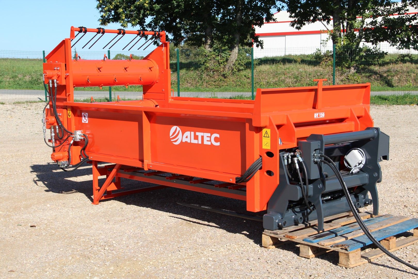 Pailleuse agricole DT125 Axiale Pick N' Go - Altec - Paillage à disques jusqu'à 12 m - Capacité 1 tonne_0