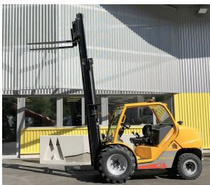 Chariot élévateur capacité de levage 2,5 T, utilisé pour le transport et manutention de charges sur sites industriels - Mât TRIPLEX - disponible en location_0