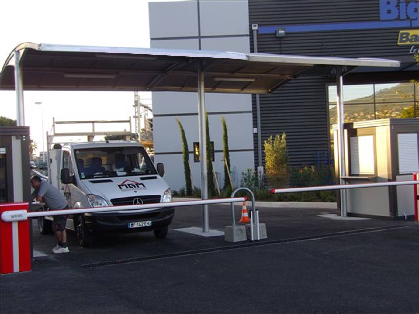 Abri drive - abri moderne sur mesure avec peu de poteaux décentrés, résistant aux intempéries_0