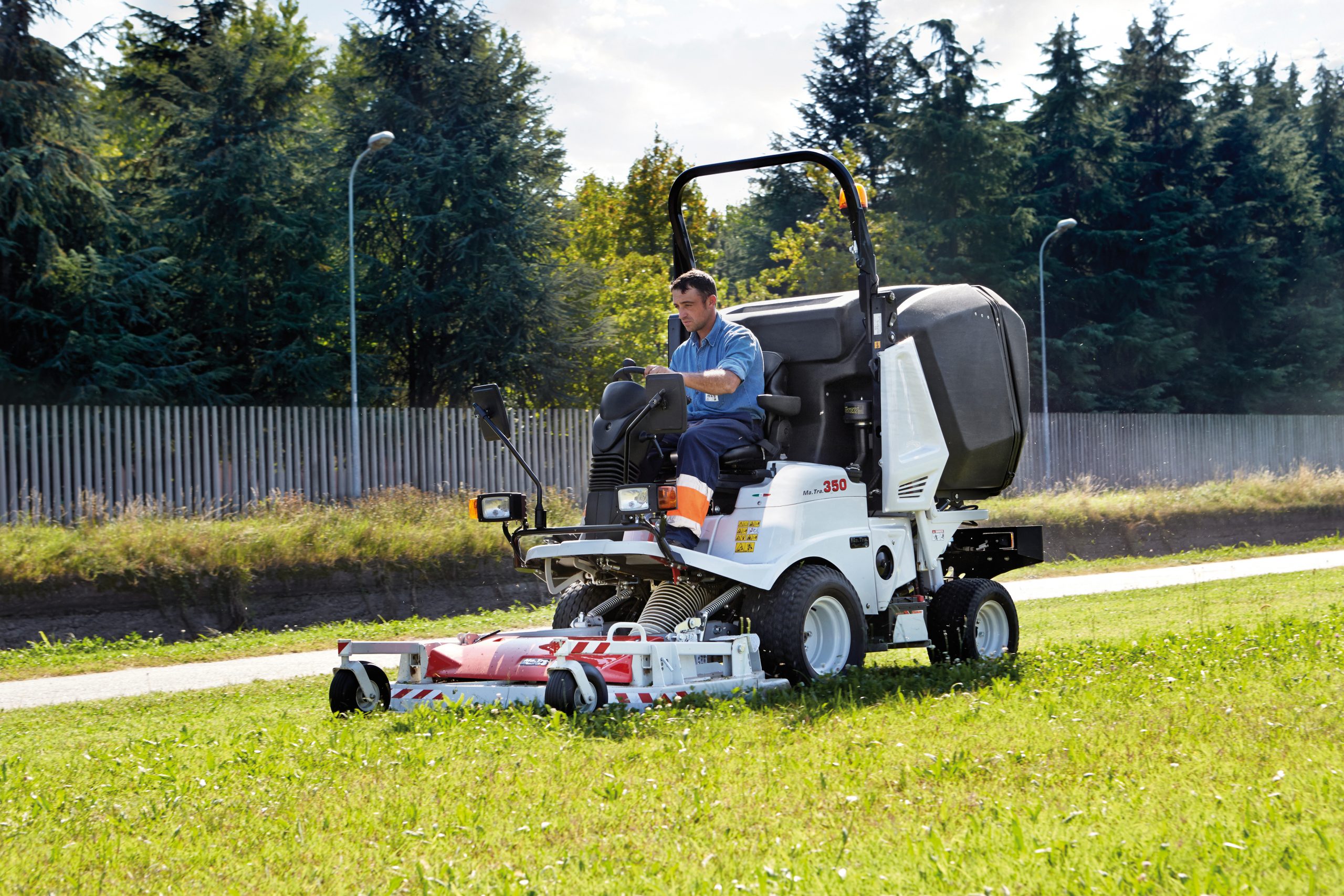 Tondeuse sans dispositif de ramassage pour les zones irrégulièrement entretenues, terrains plats ou en pentes - matra 140 - 15,2 cv_0