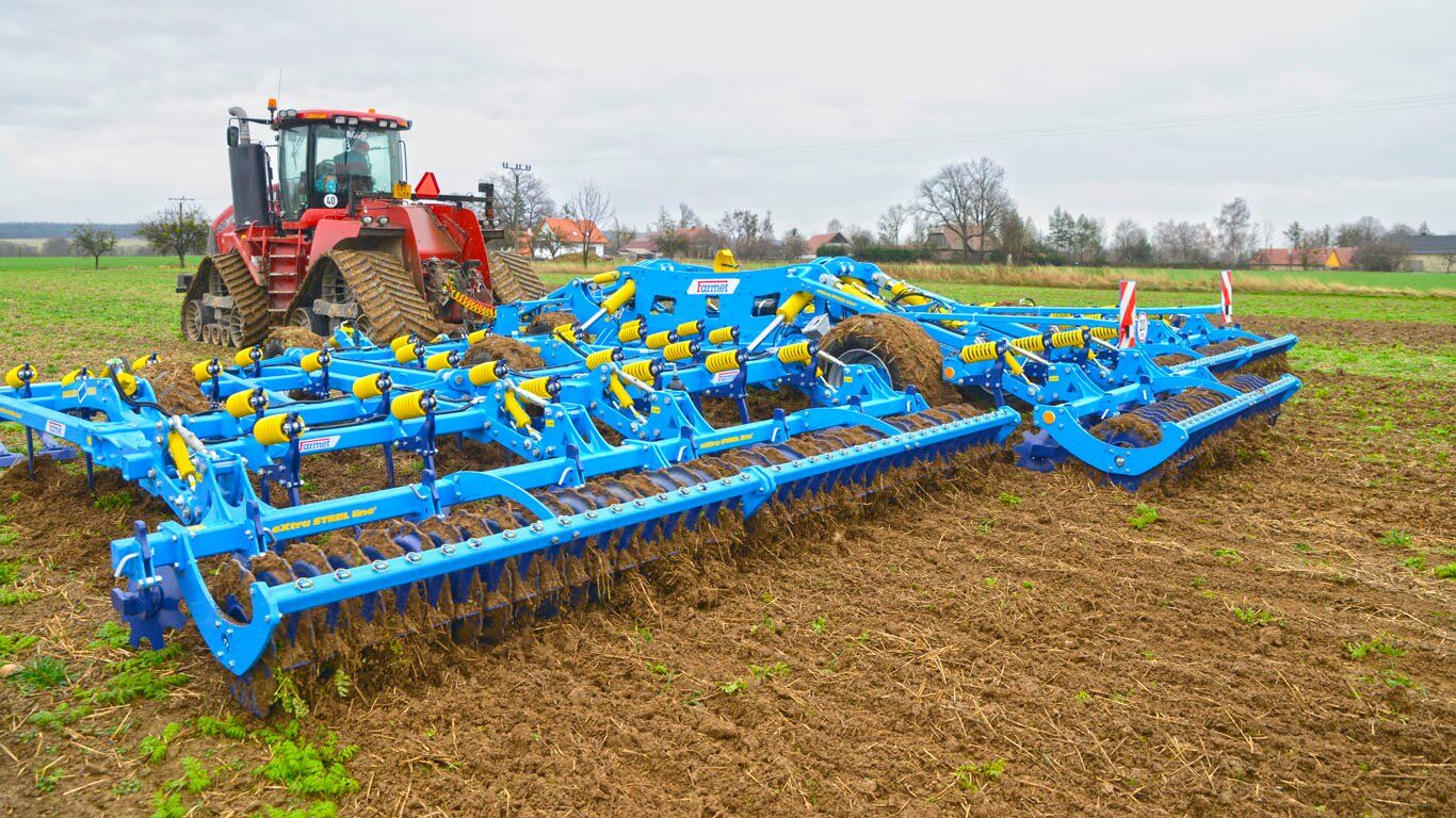 Fantom PRO - Cultivateur agricole Farmet a.S - Largeur de travail 6500 à 12500 mm - Profondeur de 4 à 15 cm - Modularité pour travaux de printemps, été et automne_0