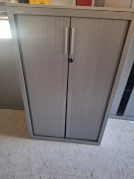 Armoire basse Steelcase d'occasion - design moderne et fonctionnel - portes battantes et étagères ajustables_0