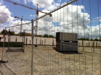 Clôture de chantier d'occasion grillagée 3,5m x 2m - avec plot béton 25kg et collier - 2 ou 4 tubes_0