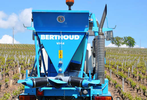Poudreuse soufreuse portée sur tracteurs enjambeurs ou tracteurs vignerons - VEGA_0