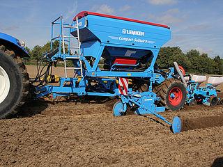 Semoir agricole compact - Lemken Compact-Solitair 9/300 Z 167 avec herse rotative Zirkon 12 - Réservoir 3500 L_0