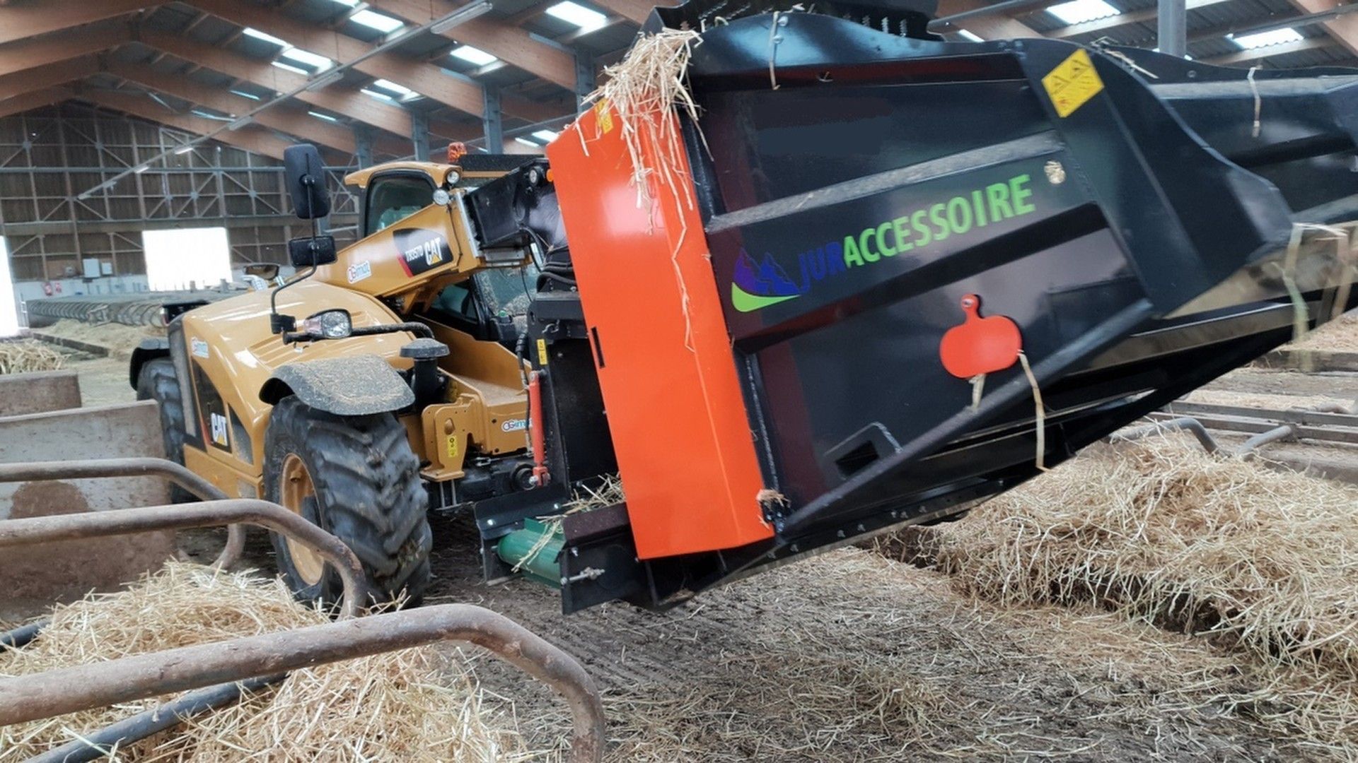 Bale Master - Pailleuse agricole de logette - Juraccessoire - Compatible chariot télescopique et gros tracteur chargeur - Pour bottes rondes ou carrées_0
