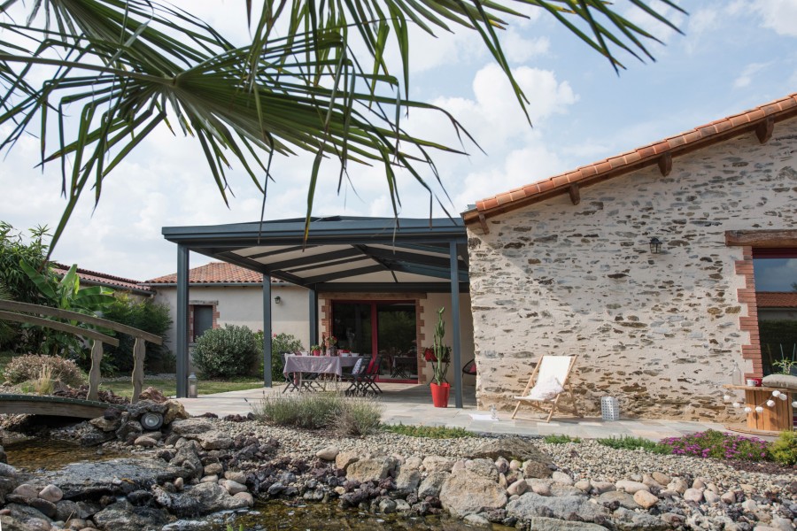 Préau en aluminium - vitrage feuilleté en toiture pour clarté et sécurité_0
