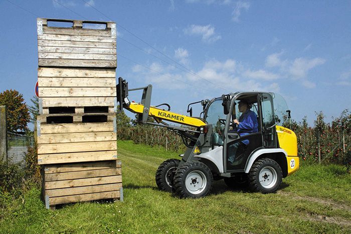 5035 IIIA - Chargeuse compacte sur pneus Kramer avec quatre roues directrices, hauteur < 2m, largeur 1,20m_0