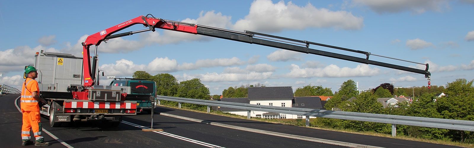 810K-MCS - Grue auxiliaire HMF - Portée hydraulique de 5,3 à 11 m avec articulation 15° et système EVS_0