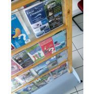 Porte-brochures extérieur sur roulettes - Guinaudeau - H1850 mm x L1000 mm x Prof 400 mm - Bois et structure vitrifiée_0