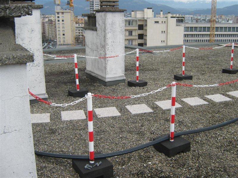 Balisages pour zones de chantier avec marqueurs jaunes/noirs et rouges/blancs_0