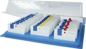 Plateau pour badges de conférence - Base PVC bleu - Couvercle PVC cristal - Capacité 50 cartes - Longueur max 100 mm_0