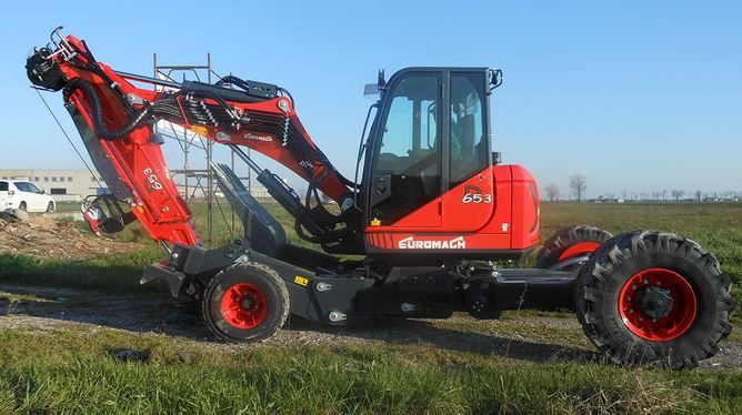 R653 2WD - Pelle araignée innovante avec moteur Kubota 115 Hp et visibilité 360°_0