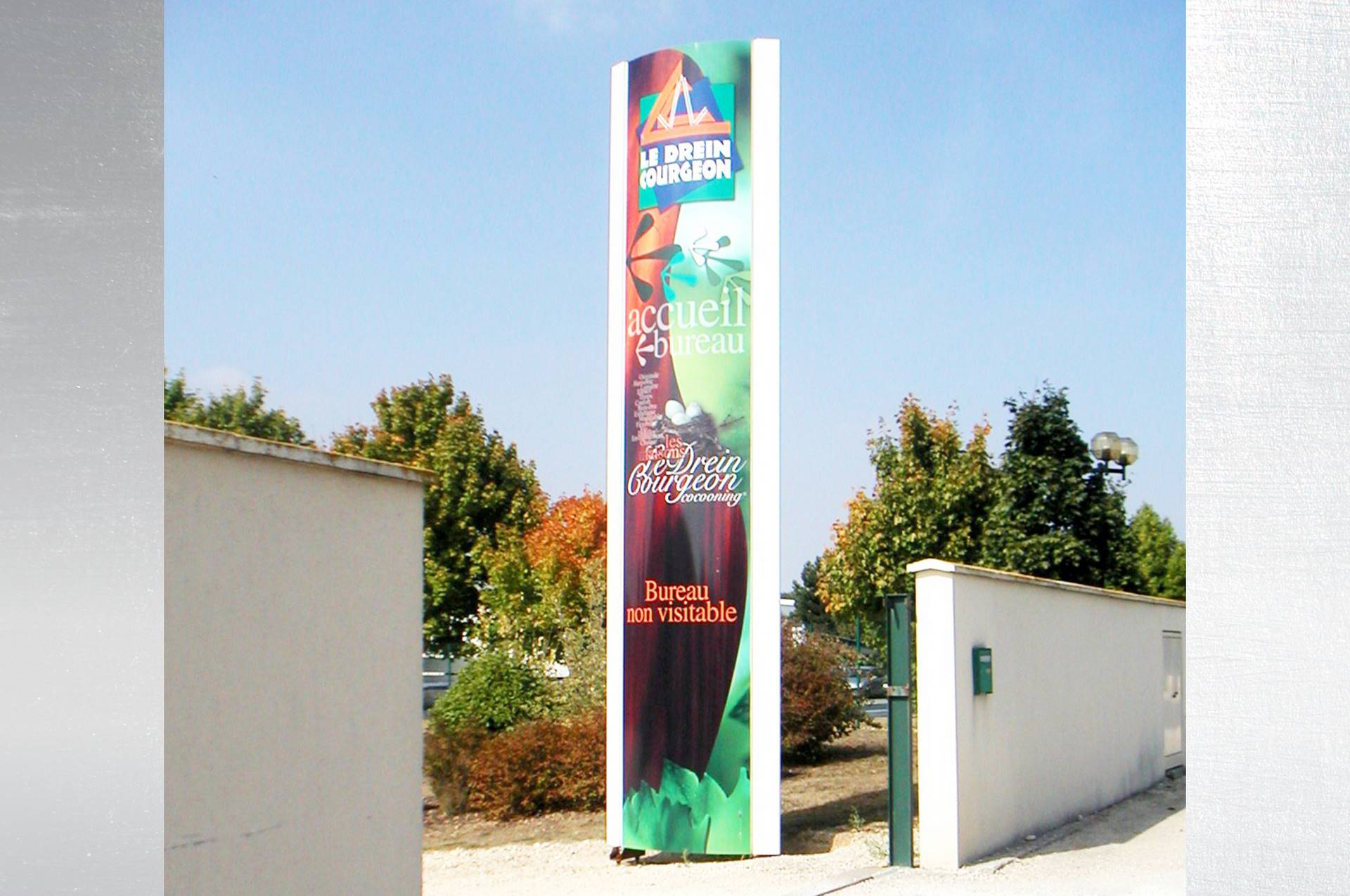 Totem aluminium faces galbées - Signalétique et affichage - KIKAFFICH_0