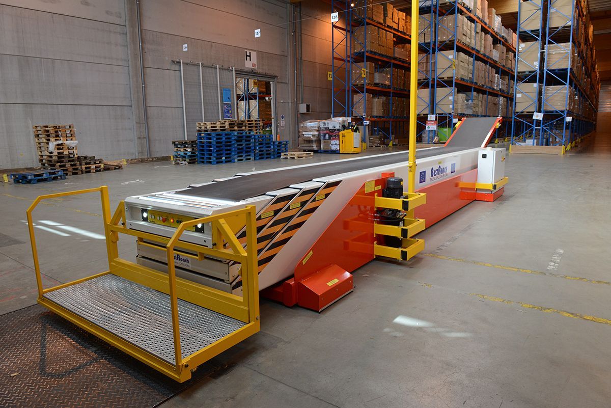 Convoyeur télescopique pour déchargement de conteneur de colis non palettisés_1