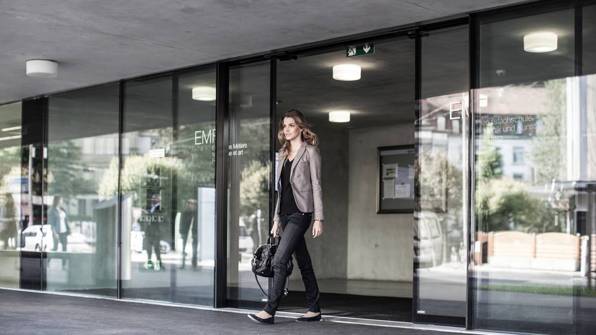 Porte coulissante vitrage décalé - Gilgen Door Systems - automatique et esthétique_1