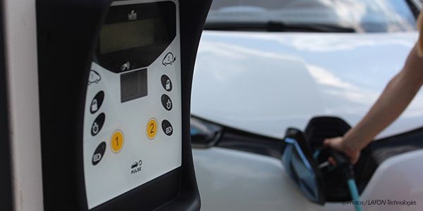 Borne de recharge universelle pour véhicules électriques Pulse 22 GL