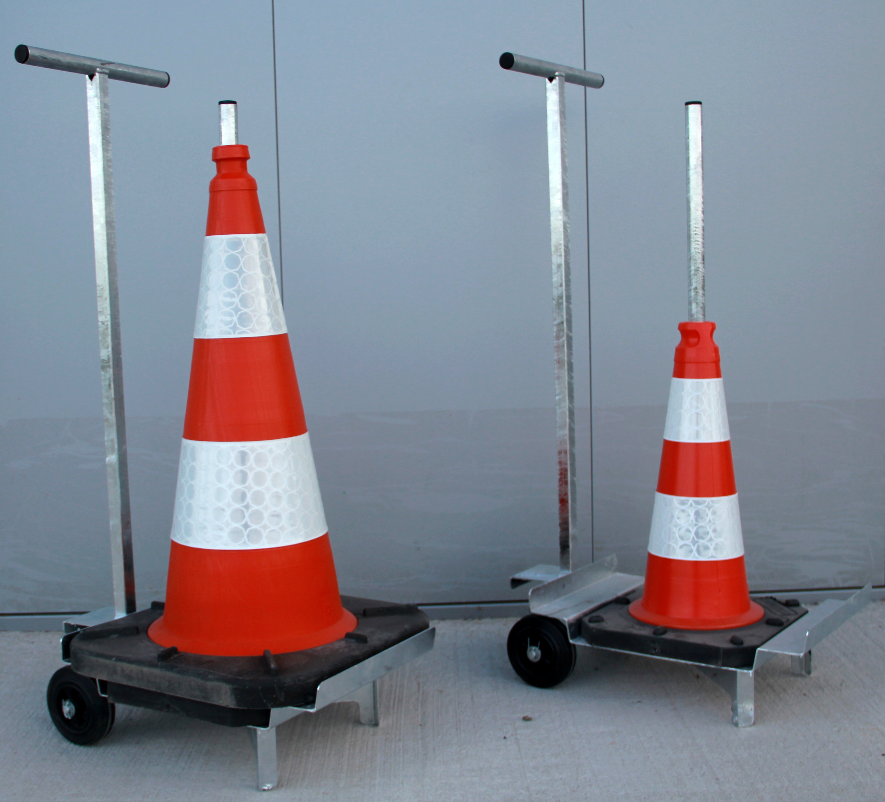 Diable à roulettes pour cônes en hauteur 500 et 750mm - entièrement galvanisé - SODIMAR_0