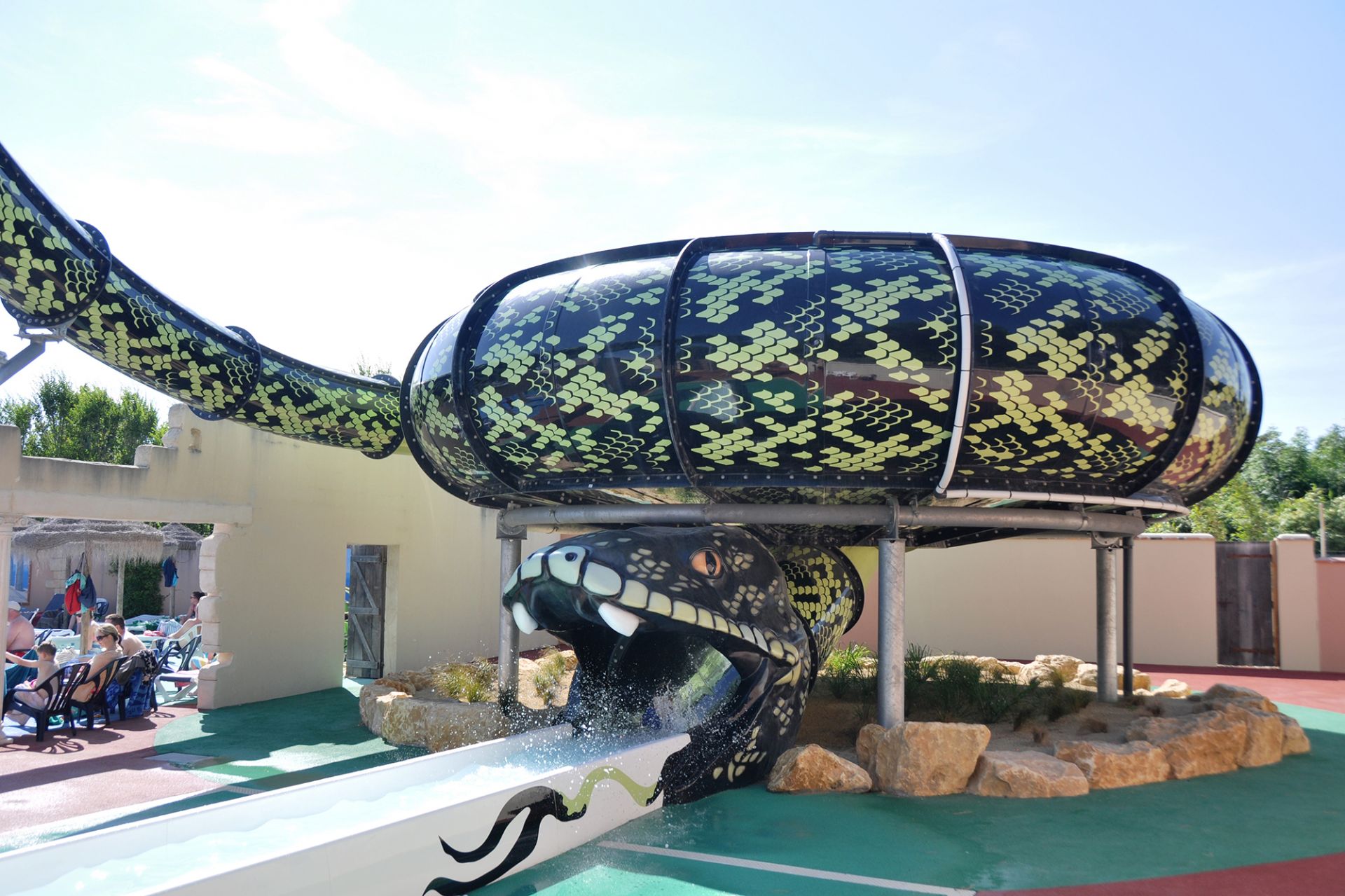 Toboggan aquatique space hole thématisé serpent_0