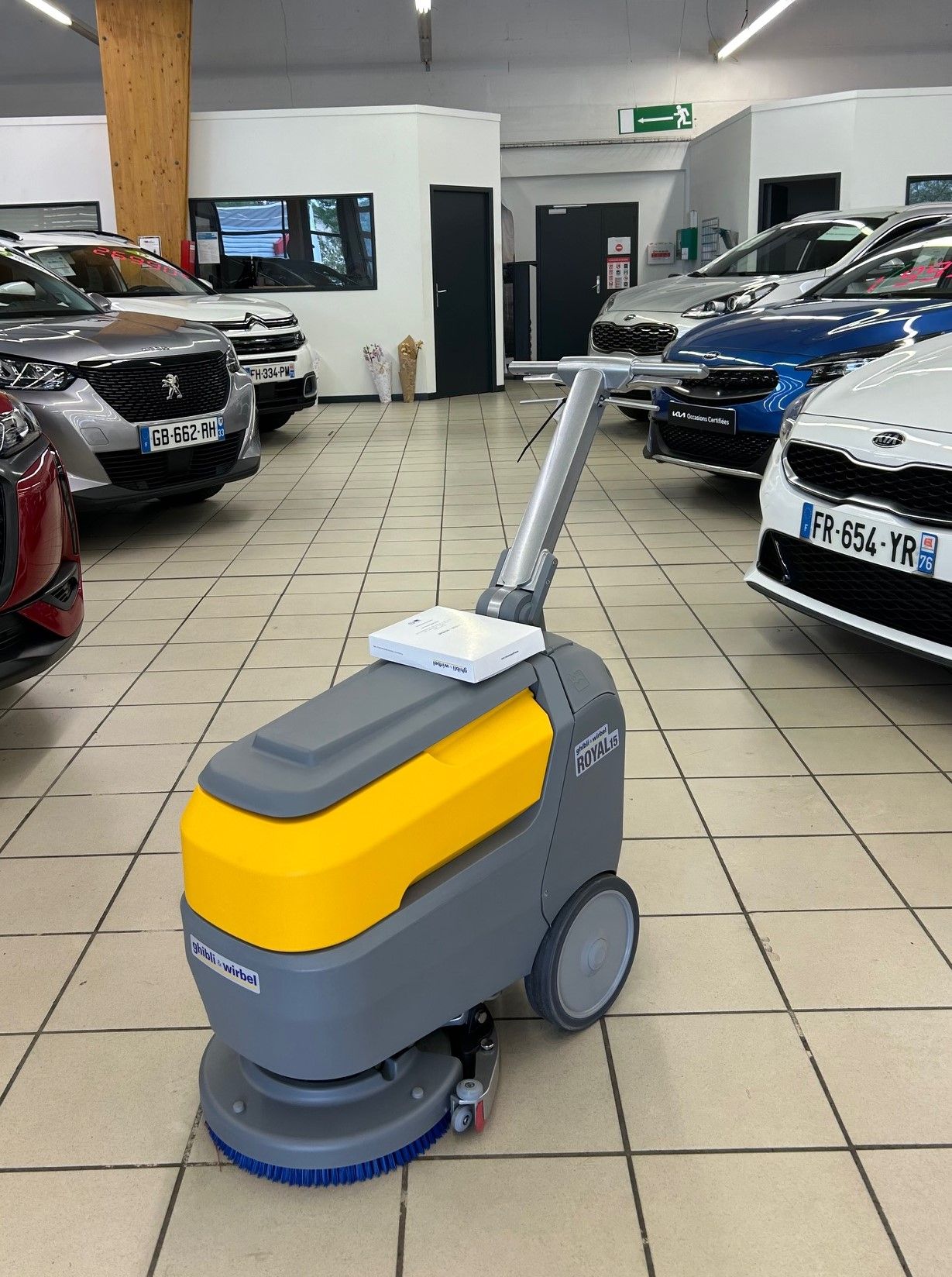 Autolaveuse ROYAL 15 lithium - haut de gamme, idéale pour 100 à 800m² avec batteries lithium et réservoir 15-17L_0